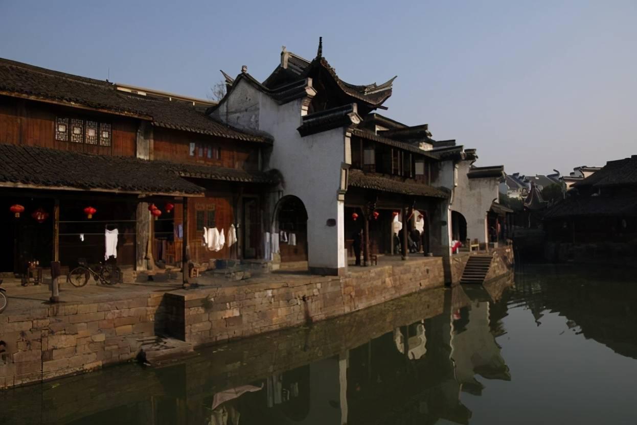 小姐姐一袭淡粉色紧身连衣裙，时尚优雅显身材，满满的减龄感，你心动了吗？游戏画面